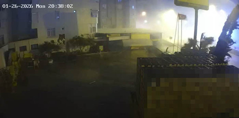 Antalyayı sağanak ve fırtına vurdu: Hortum çıktı, seralar zarar gördü, konteyner sundurması aracın üzerine devrildi