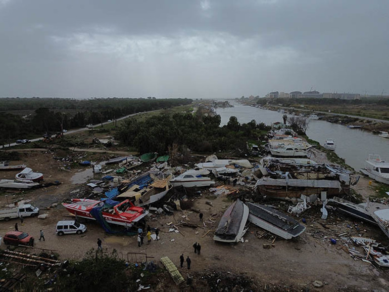 Antalyayı sağanak ve fırtına vurdu: Hortum çıktı, seralar zarar gördü, konteyner sundurması aracın üzerine devrildi