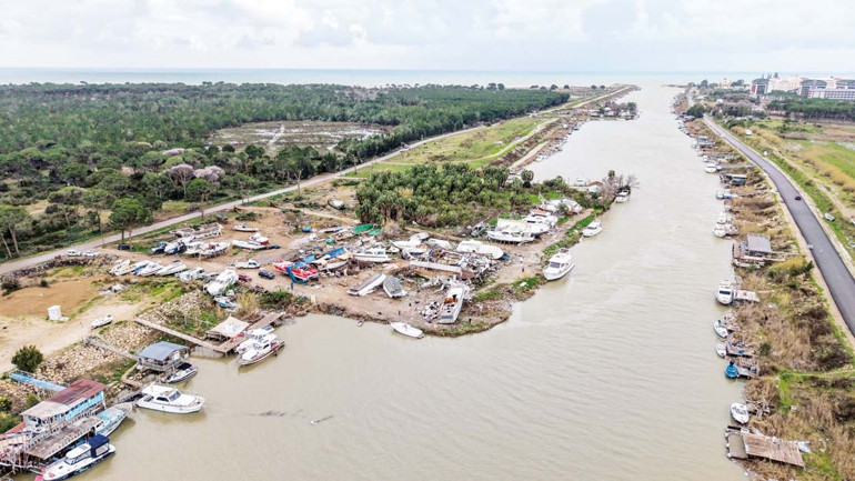 Antalya’yı hortum vurdu… Seralar yıkıldı çatılar uçtu tekneler devrildi