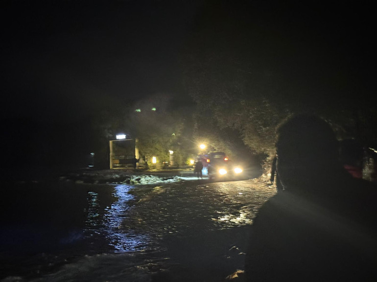 Dere taştı, mahsur kalan kişi, kurtarıldı