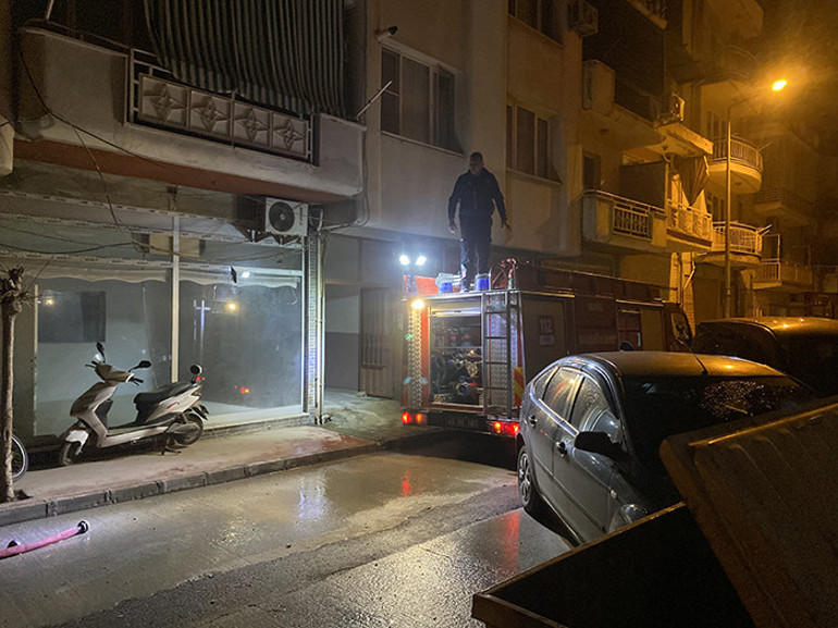 Manisa’da 4 katlı binada yangın