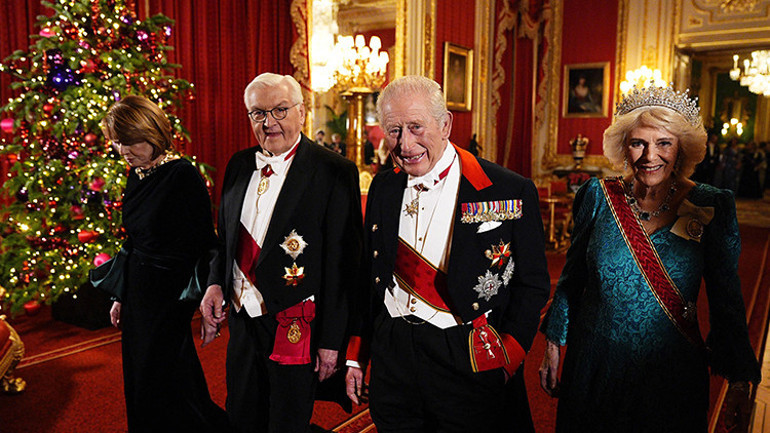 Kılıçlar çekildi… Kraliçelerin savaşı… ‘Gelinine iyi davran, onun insafına kalacaksın’