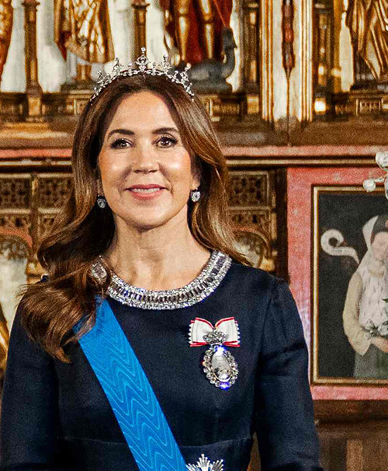 Evlendiği gün nasıl da saf bir heyecanla takmıştı... O zamanlar ihanet acısı nedir bilmezdi... En değerli düğün takısıyla yemeğe gitti