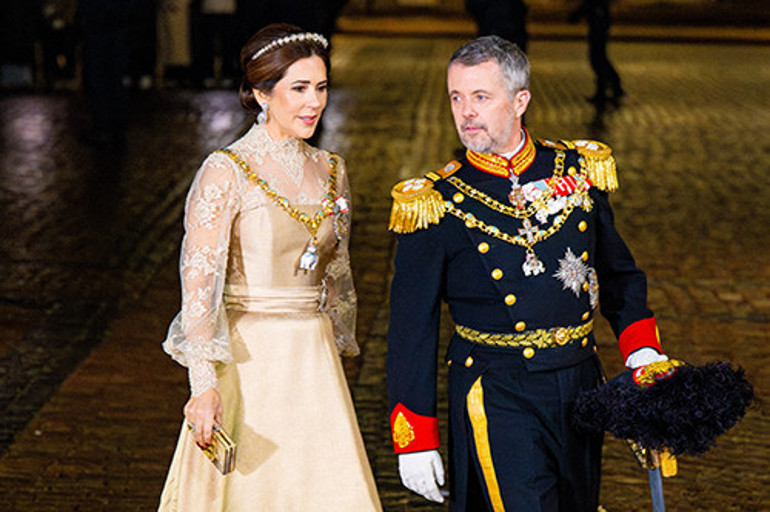 Evlendiği gün nasıl da saf bir heyecanla takmıştı... O zamanlar ihanet acısı nedir bilmezdi... En değerli düğün takısıyla yemeğe gitti