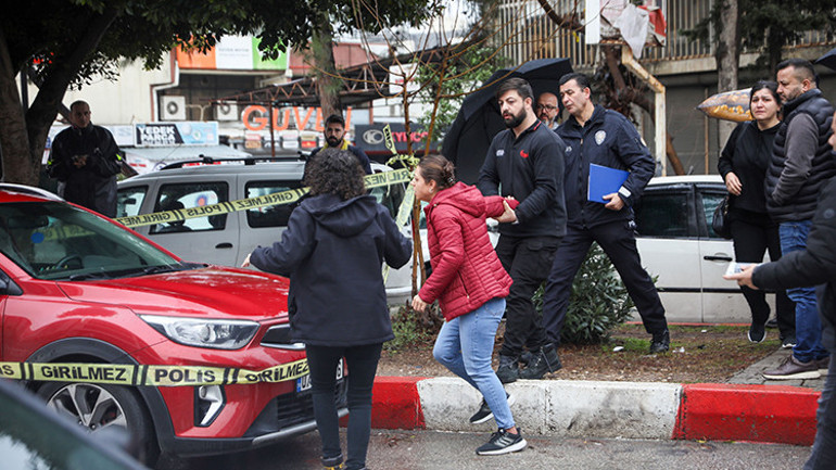 Eşinin ölü bulunduğu aracın camına vurup, Ne olur kalk aşkım diyerek gözyaşı döktü
