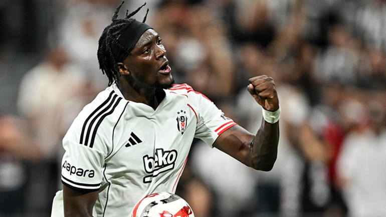 Tammy Abraham siyah-beyaz formayla