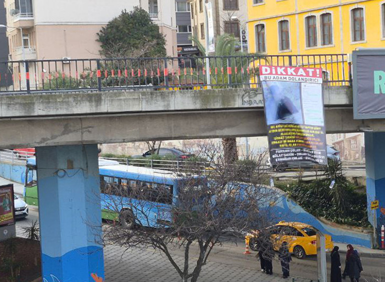 Afiş yaptırıp kent merkezindeki viyadüğe astı Görenler şaşkınlık yaşadı