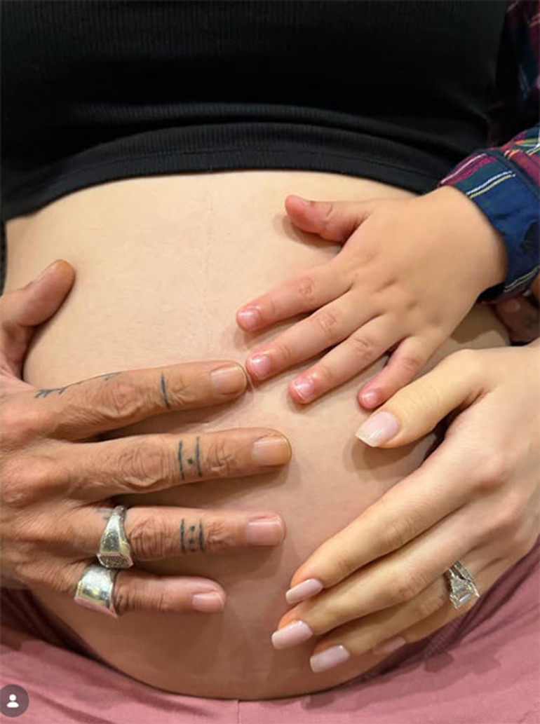 Mutlu haber üçüncü evlilik yıl dönümünde geldi... Ünlü şarkıcıya 31 yaş genç karısından 8nci bebek geliyor