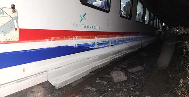 Raydan çıkmış tren lokomotifi saha çalışması sırasında