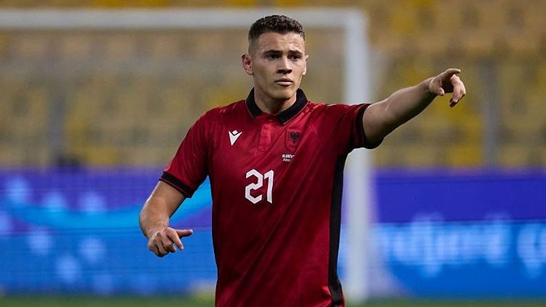 Beşiktaşın yeni transferi Asllaninin İstanbula uçuşu iptal oldu