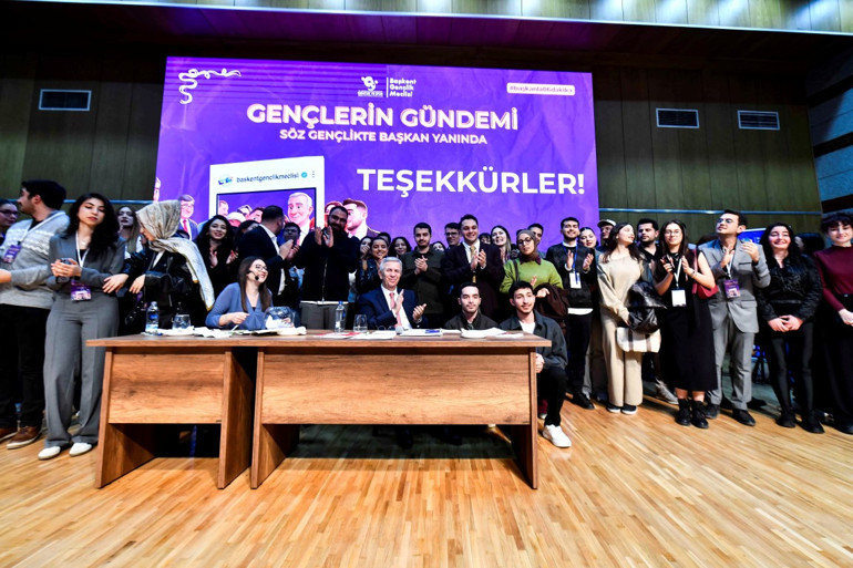 Gençlerle yapılan buluşmada konuşan belediye başkanı