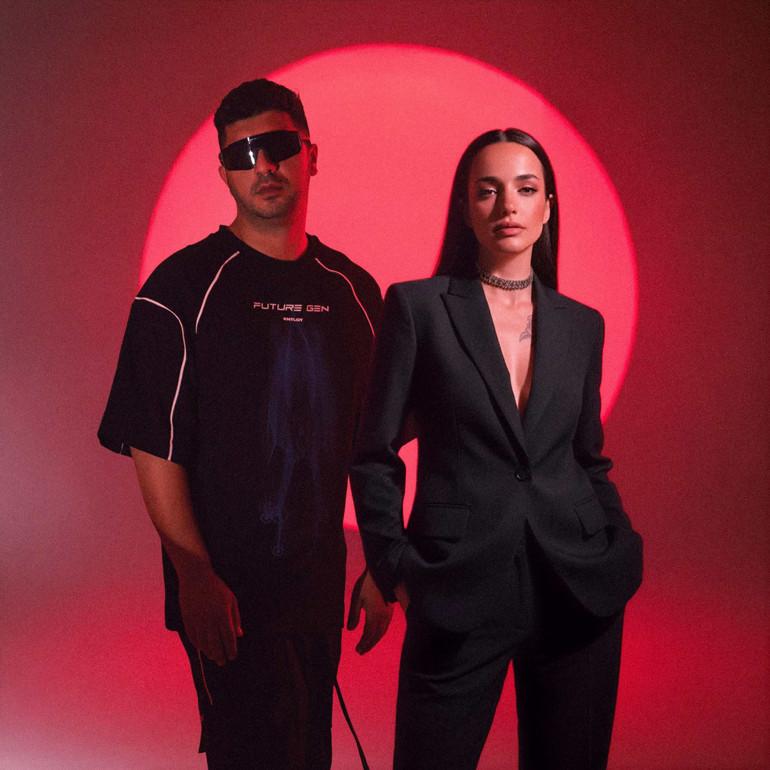 ‘Gel, beraber söyleyelim’