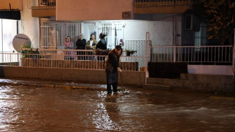 İzmir’i sağanak vurdu… Yollar göle döndü, ev ve iş yerlerini su bastı