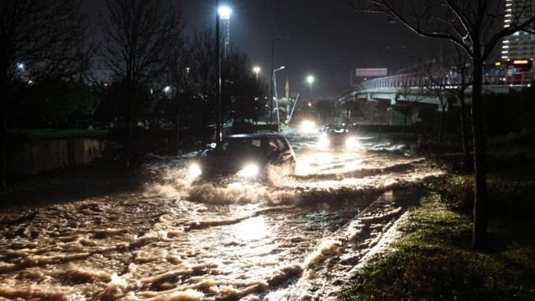 İzmir’i sağanak vurdu… Yollar göle döndü, ev ve iş yerlerini su bastı