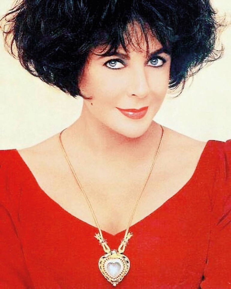 Tac Mahal kolyesiyle göz kamaştırdı