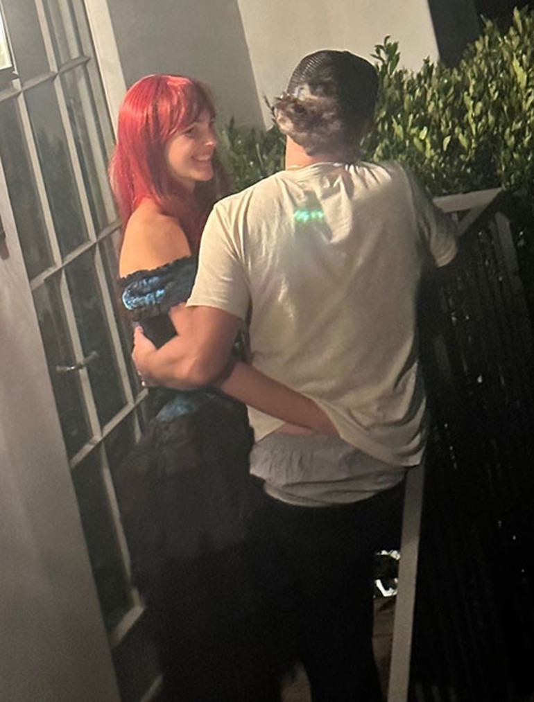 Yarı yaşında sevgililerle gezip tozsa ne çare Boş yere heveslenme... 100 yaşına da gelse seninle evlenmez