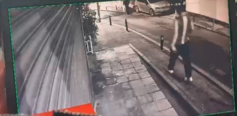 İstanbulda 6 gündür kayıp olarak aranan Deniz İbişlerin son görüntüleri ortaya çıktı Mecidiyeköyden Beşiktaşa yürüyüp denize atlamış