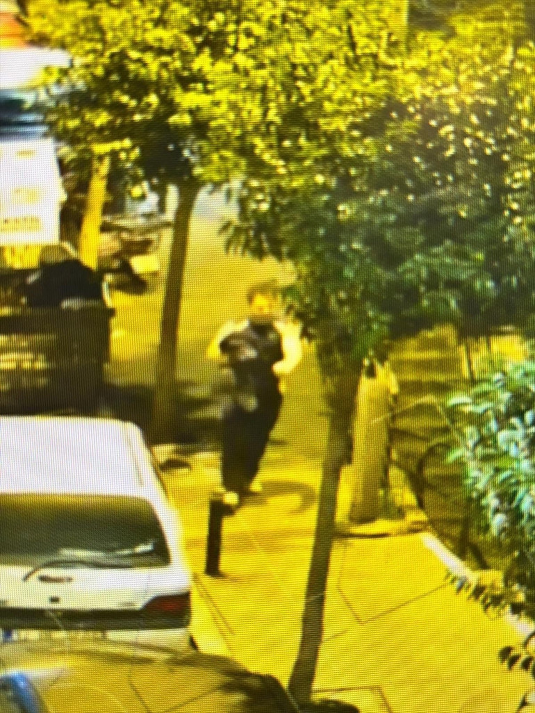 İstanbulda 6 gündür kayıp olarak aranan Deniz İbişlerin son görüntüleri ortaya çıktı Mecidiyeköyden Beşiktaşa yürüyüp denize atlamış