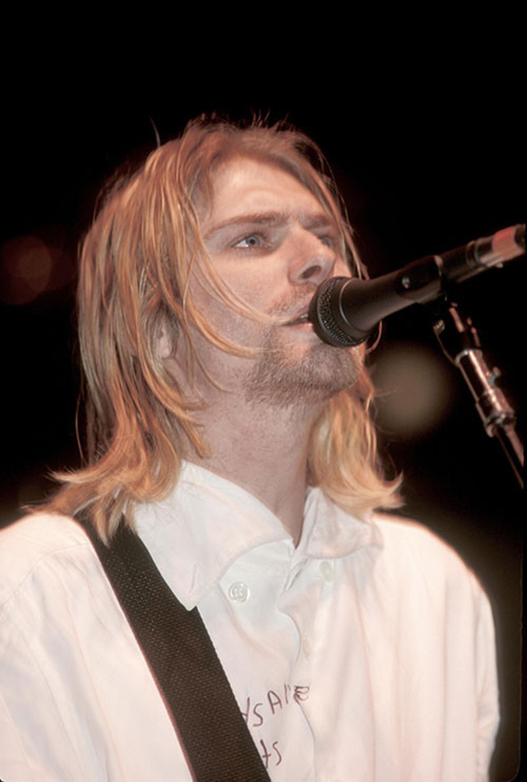 Ailesi gizli bir cenaze töreni düzenledi: 27 yaşında ölen şarkıcı yürekleri yaktı: Bizi bırakıp gitti