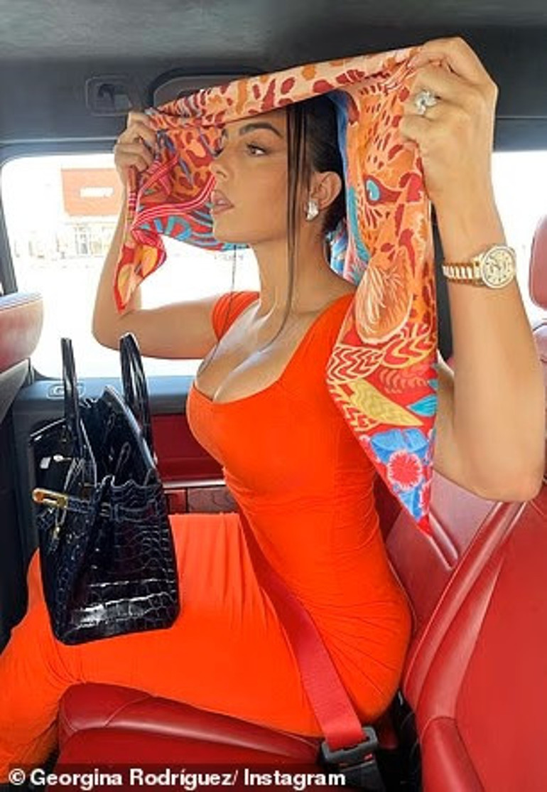 Nişan yüzüğü için dokuz yıl beklemek zorunda kalmıştı… Futbolcu aşkı şimdi onu pahalı hediyelerle şımartıyor