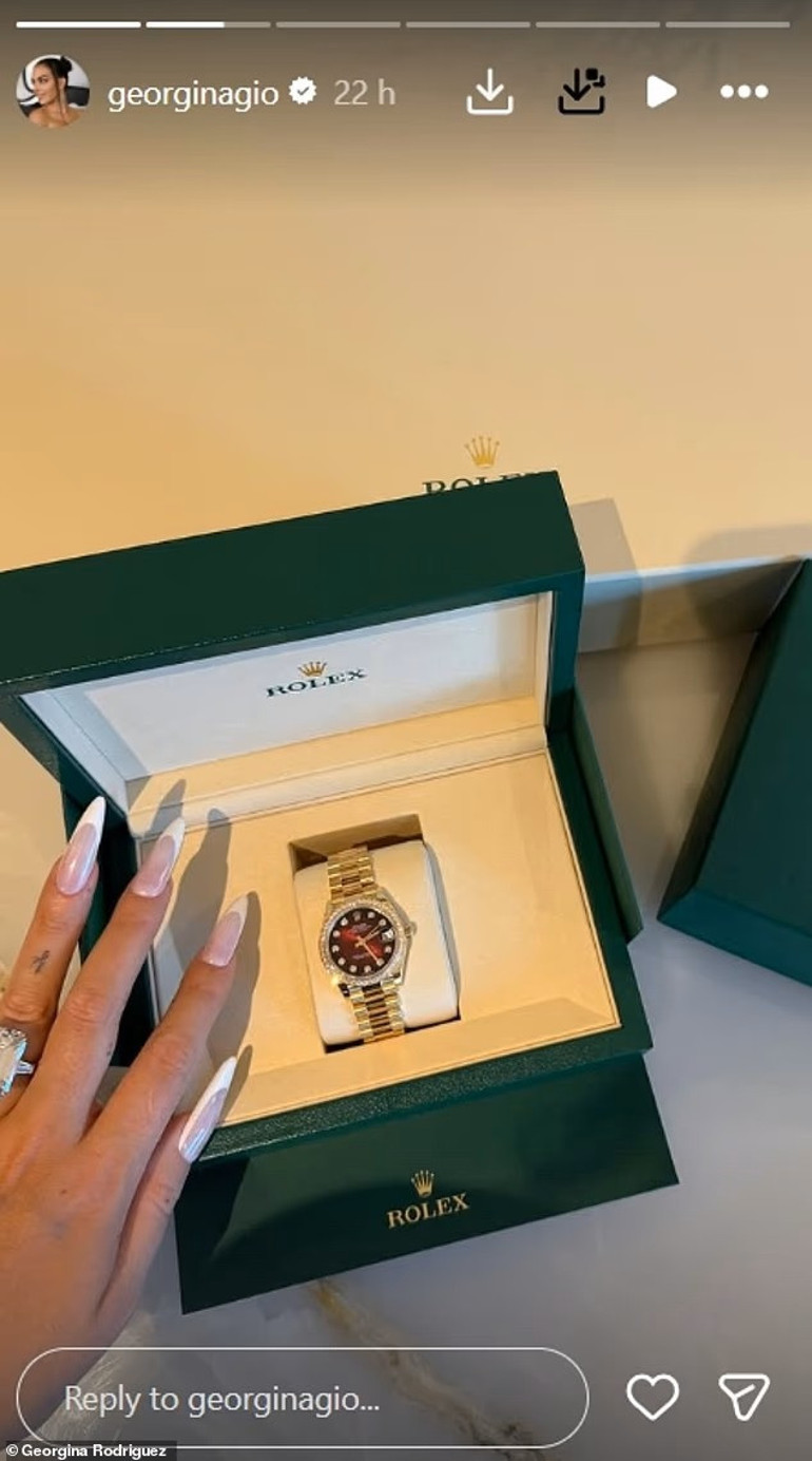 Nişan yüzüğü için dokuz yıl beklemek zorunda kalmıştı… Futbolcu aşkı şimdi onu pahalı hediyelerle şımartıyor