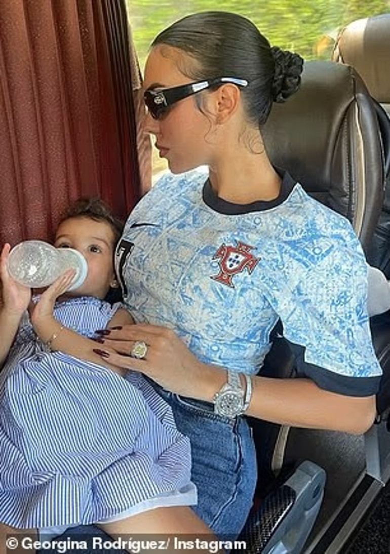 Nişan yüzüğü için dokuz yıl beklemek zorunda kalmıştı… Futbolcu aşkı şimdi onu pahalı hediyelerle şımartıyor