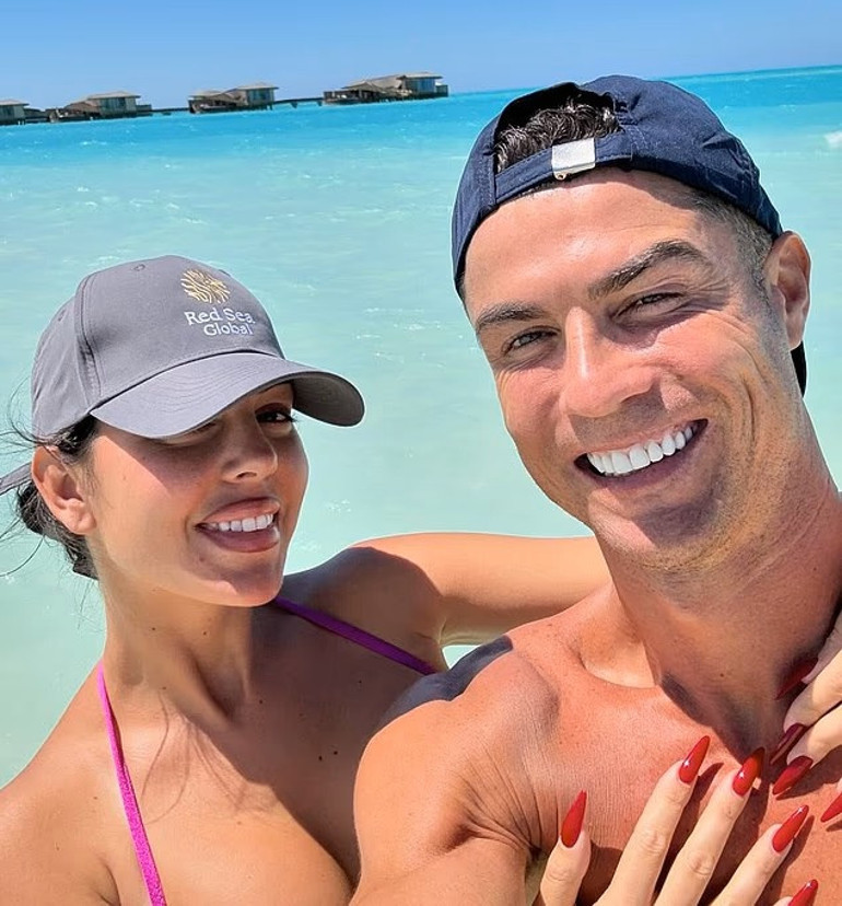 Nişan yüzüğü için dokuz yıl beklemek zorunda kalmıştı… Futbolcu aşkı şimdi onu pahalı hediyelerle şımartıyor