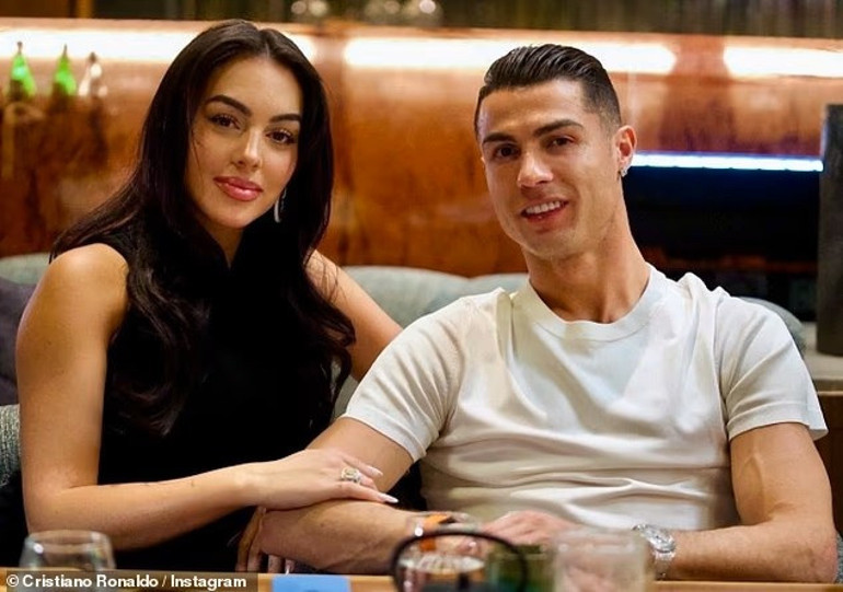 Nişan yüzüğü için dokuz yıl beklemek zorunda kalmıştı… Futbolcu aşkı şimdi onu pahalı hediyelerle şımartıyor