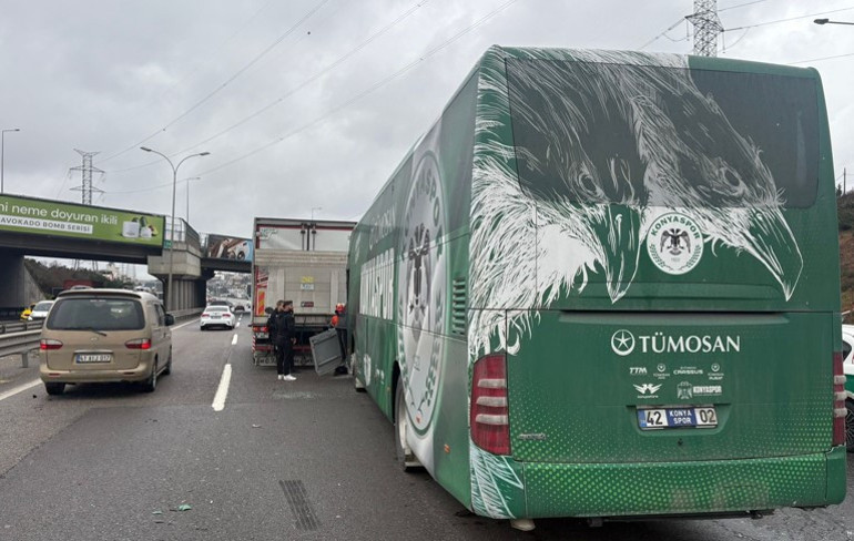 Konyaspor U-19 futbol takımını taşıyan otobüs kaza yaptı; 3 yaralı