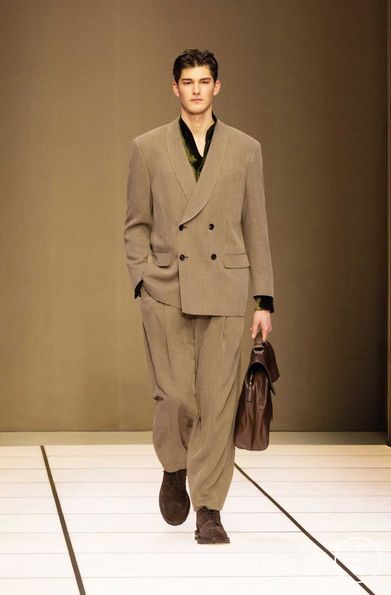 Pantolonlar bol, ceketler omuzdan düşüyor