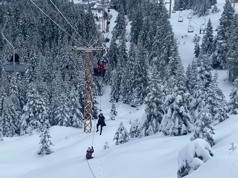 Uludağ’da telesiyejde mahsur kalan 51 tatilci kurtarıldı