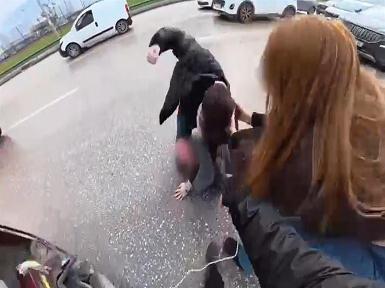 Yol verme kavgasında birbirine uçan tekme attılar Sürücülerin ehliyetlerine el konuldu