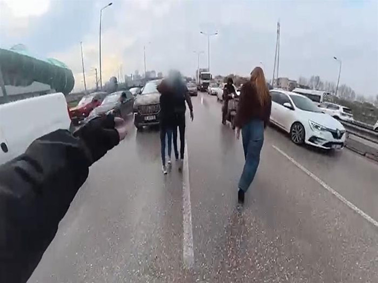 Yol verme kavgasında birbirine uçan tekme attılar Sürücülerin ehliyetlerine el konuldu