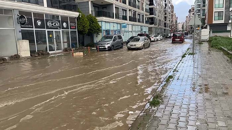 Turuncu ve sarı kodlu alarm Kar yağışı, kuvvetli sağanak ve fırtına etkili olacak... AKOMdan İstanbul için uyarı
