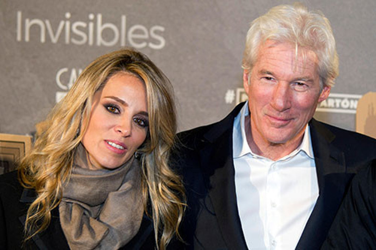  Karım onu öpmeme her zaman izin vermiyor... Biraz naz yapmaktan zarar gelmez