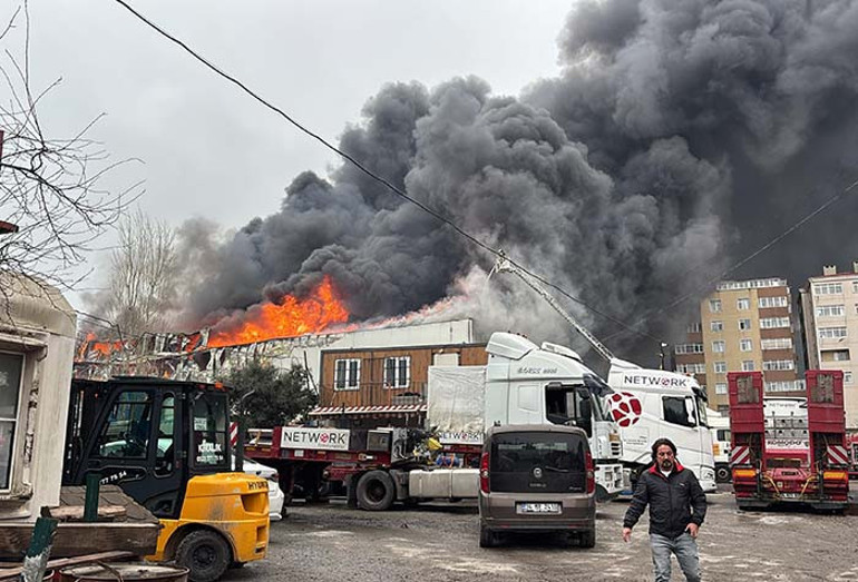 Ataşehirde iş yerinde çıkan yangına müdahale ediliyor