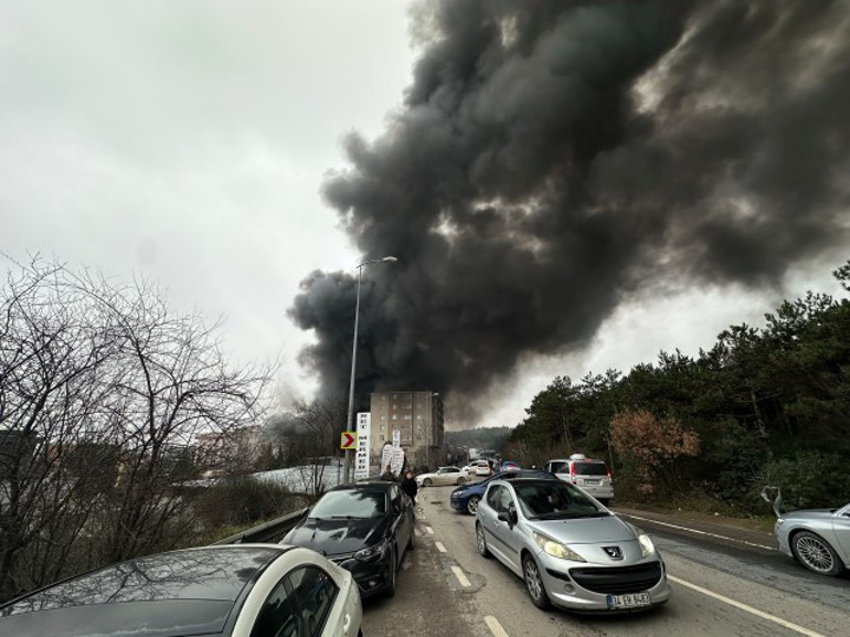 Ataşehirde iş yerinde çıkan yangına müdahale ediliyor