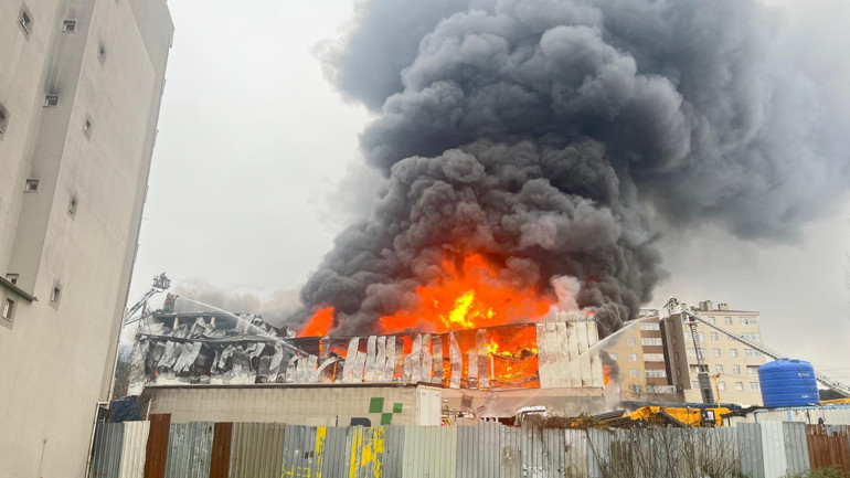 Ataşehirde iş yerinde çıkan yangına müdahale ediliyor