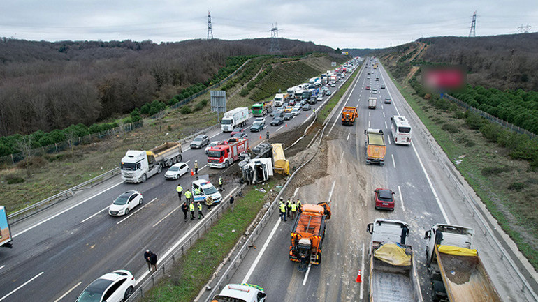 Kuzey Marmara Otoyolunda kaza: 3 şerit trafiğe kapandı