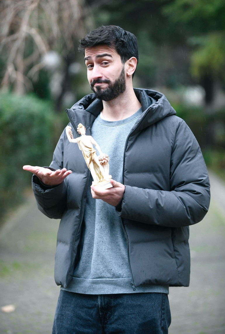 ‘Türk tiyatrosuna bana hissettirdikleri için borcumu ödemek istedim’