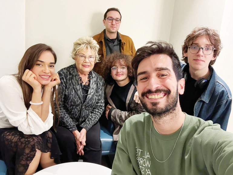 ‘Türk tiyatrosuna bana hissettirdikleri için borcumu ödemek istedim’