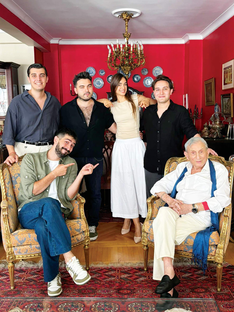 ‘Türk tiyatrosuna bana hissettirdikleri için borcumu ödemek istedim’