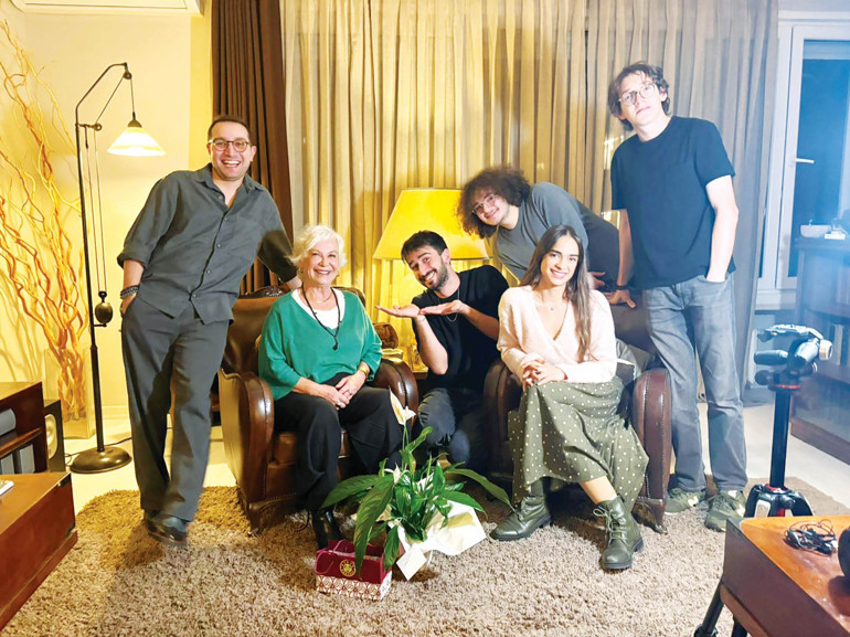 ‘Türk tiyatrosuna bana hissettirdikleri için borcumu ödemek istedim’