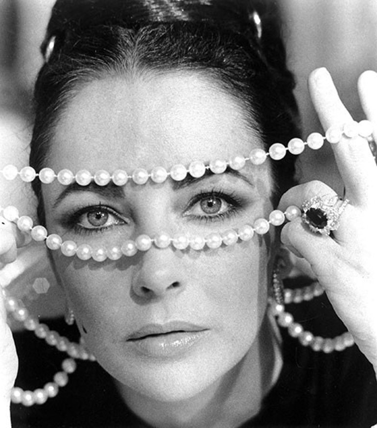 Ünlü oyuncu yedinci evliliğini inşaat işçisiyle yapmıştı... Geride 137 milyonluk mücevherleri kaldı yadigar.... Şimdi onları başkaları takıp takıştırıyor