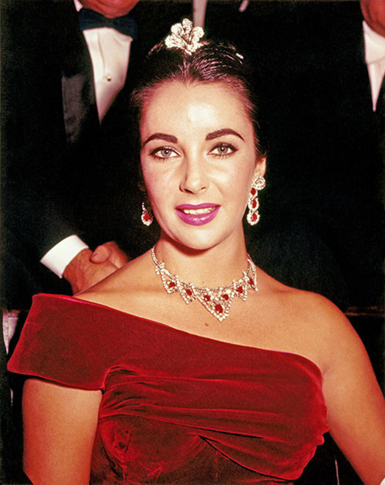 Ünlü oyuncu yedinci evliliğini inşaat işçisiyle yapmıştı... Geride 137 milyonluk mücevherleri kaldı yadigar.... Şimdi onları başkaları takıp takıştırıyor