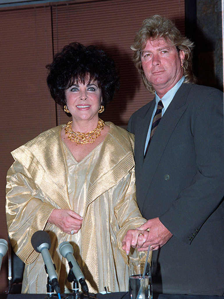 Ünlü oyuncu yedinci evliliğini inşaat işçisiyle yapmıştı... Geride 137 milyonluk mücevherleri kaldı yadigar.... Şimdi onları başkaları takıp takıştırıyor