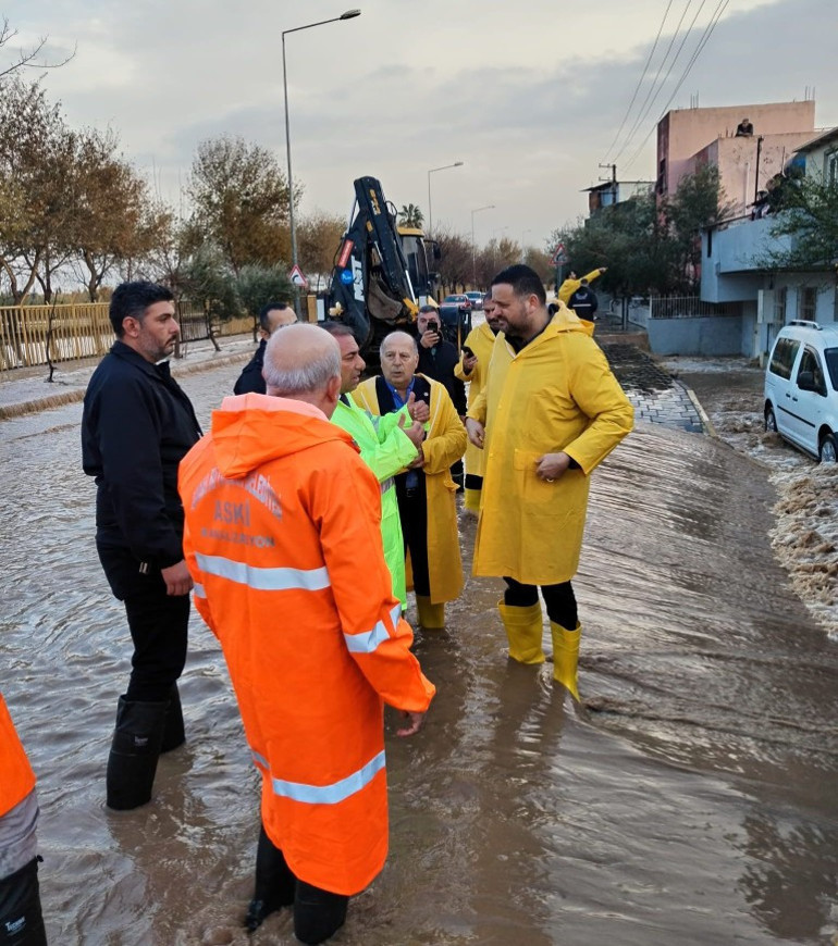 Yoğun sağanak Adana’yı vurdu