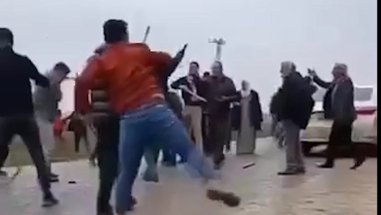  Meydan savaşını aratmayan görüntüler | Taş, sopa ve küreklerle birbirlerine girdiler