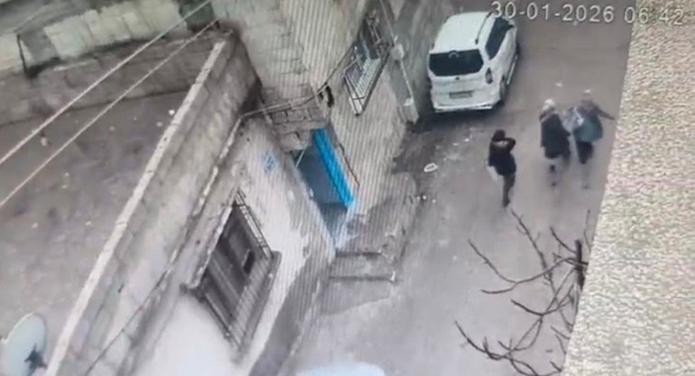  Girdikleri evden böyle çaldılar