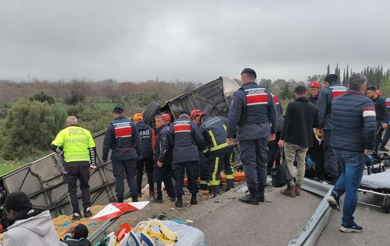 Son dakika... Antalyada yolcu otobüsü devrildi Bir kaza da Burdurda ... Toplam 16 can kaybı